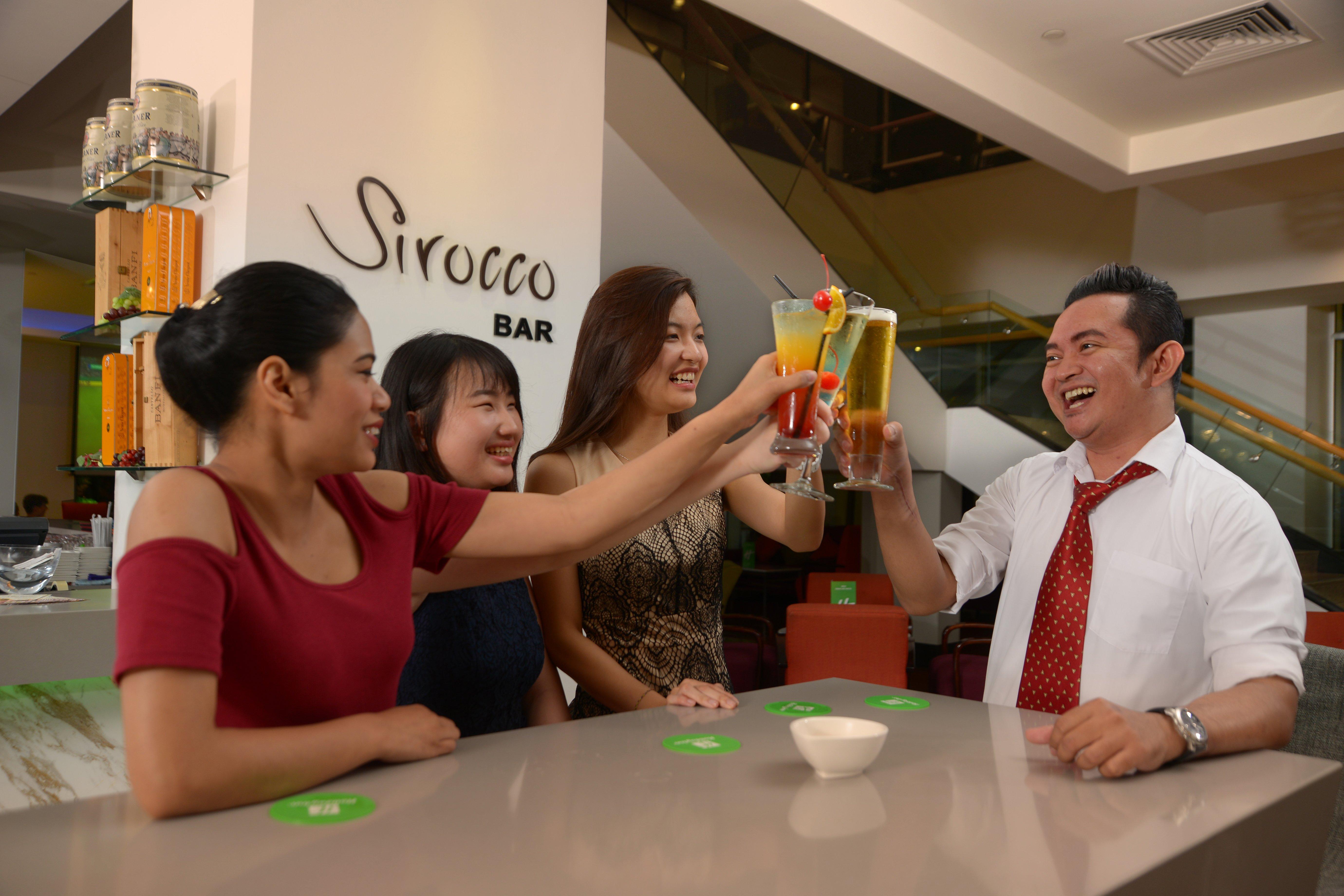 Holiday Inn Melaka By Ihg Екстериор снимка A bar in a hotel