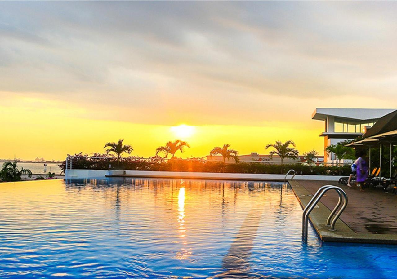 Holiday Inn Melaka By Ihg Екстериор снимка Sunset at the pool